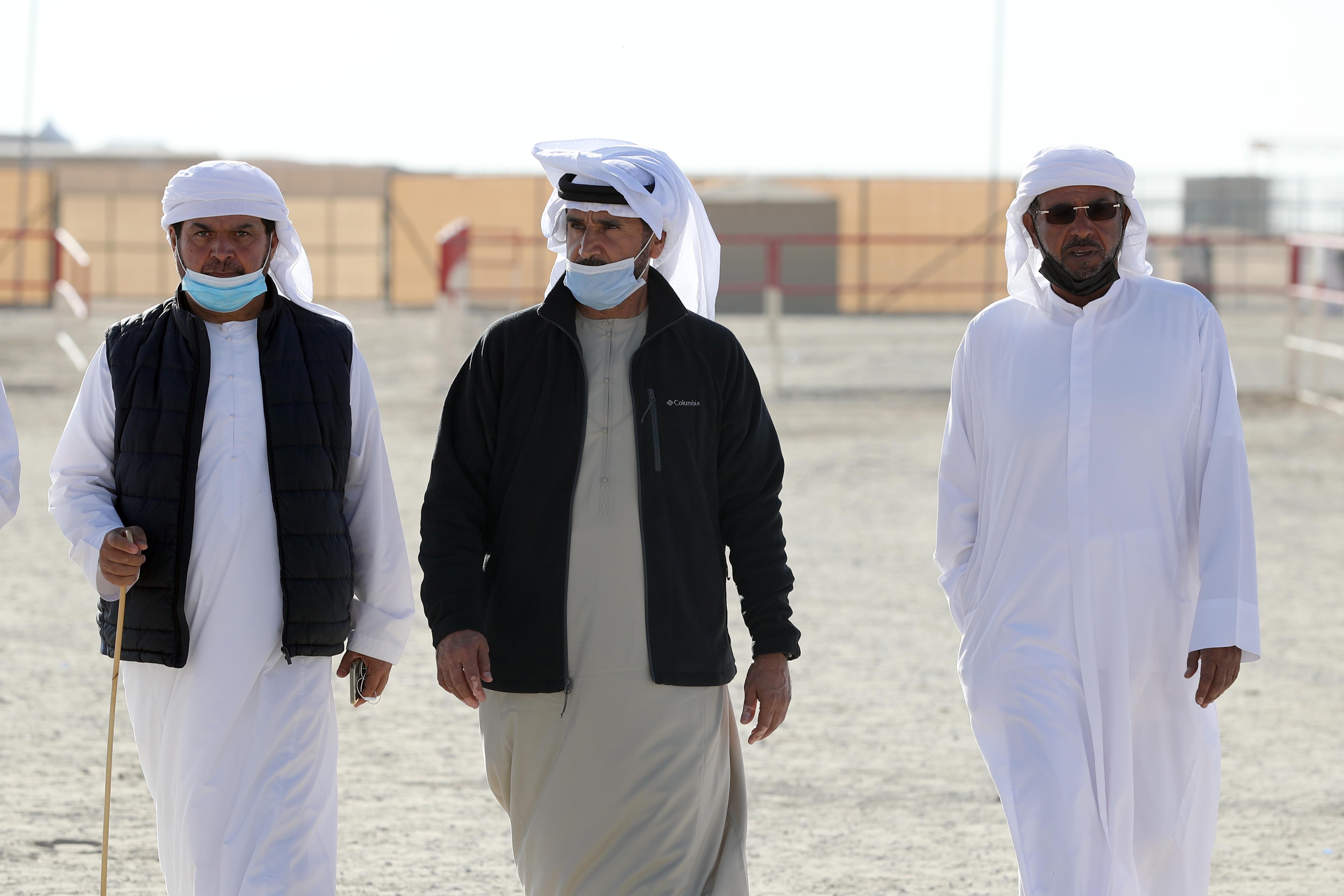 فارس المزروعي يتفقد موقع مزاينة مدينة زايد وميدان الصقور بمهرجان الظفرة