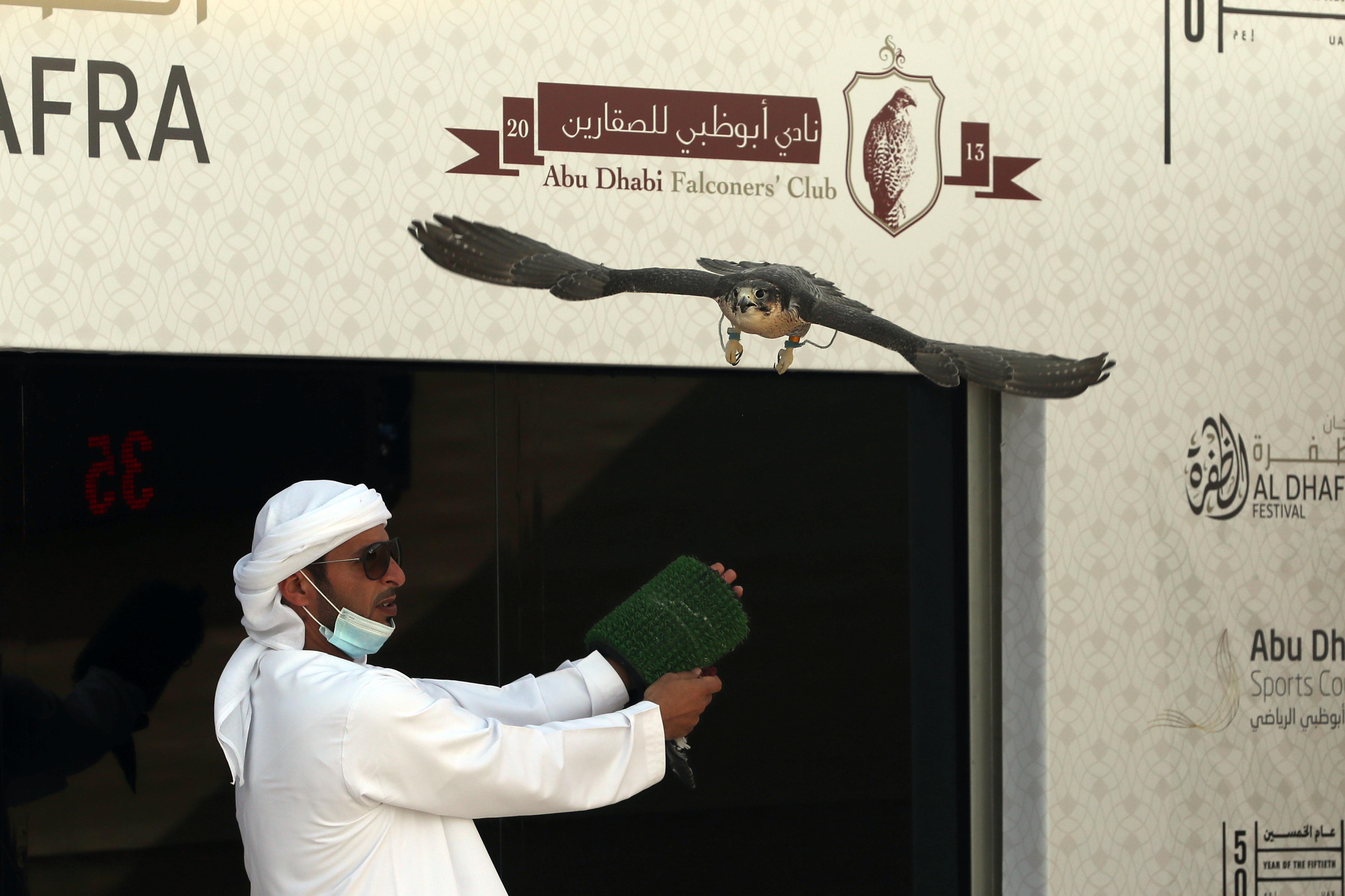 فارس المزروعي يتفقد موقع مزاينة مدينة زايد وميدان الصقور بمهرجان الظفرة