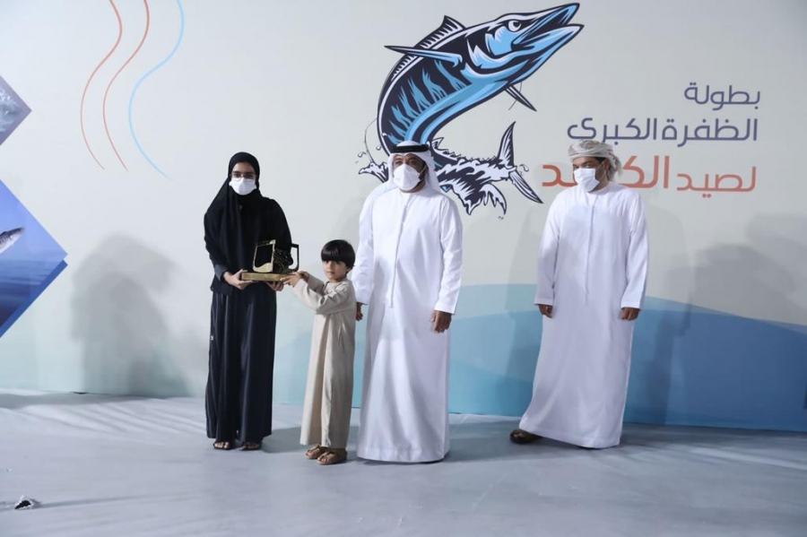 تتويج الفائزين في بطولة دلما ضمن بطولة الظفرة الكبرى لصيد الكنعد للرجال والنساء