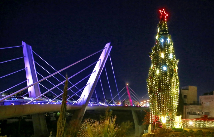 إضاءة شجرة عيد الميلاد المجيد