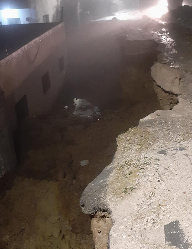 عجلون: غزارة الأمطار تتسبب بانهيار شارع في عنجرة(صور)