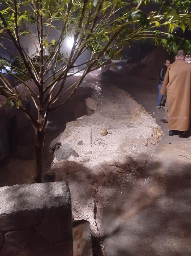 عجلون: غزارة الأمطار تتسبب بانهيار شارع في عنجرة(صور)