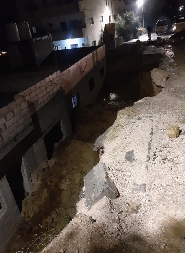 عجلون: غزارة الأمطار تتسبب بانهيار شارع في عنجرة(صور)