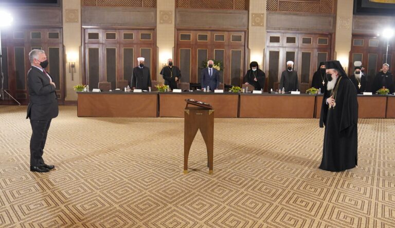 الملك ينعم على البطريركية ومجلس رؤساء الكنائس بوسام مئوية الدولة