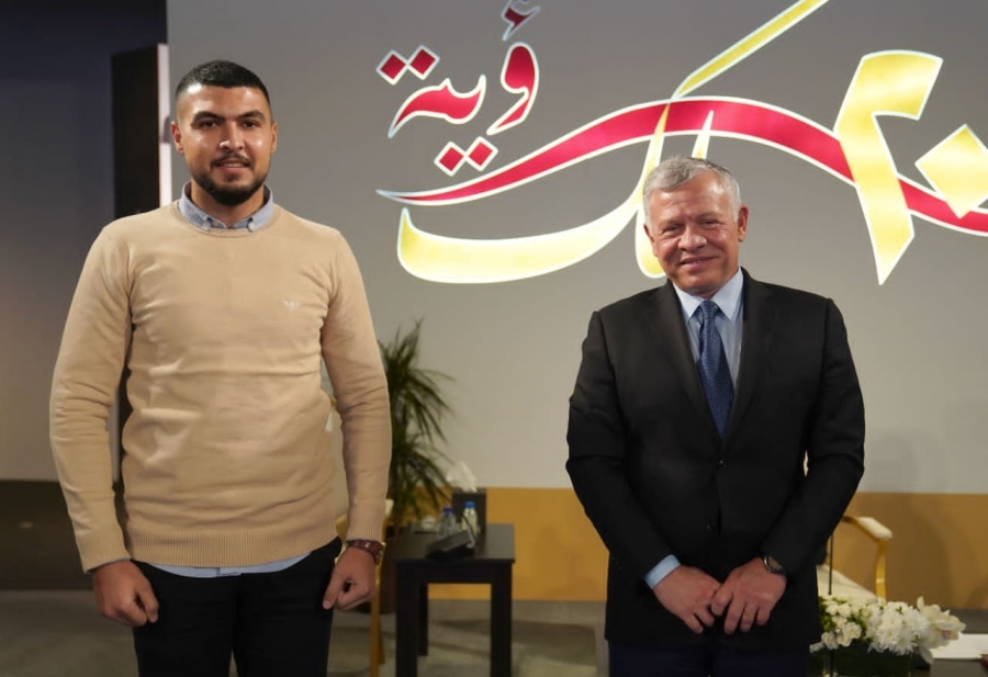 طالب من جامعة آل البيت يلتقي  الملك عبدالله الثاني بن الحسين
