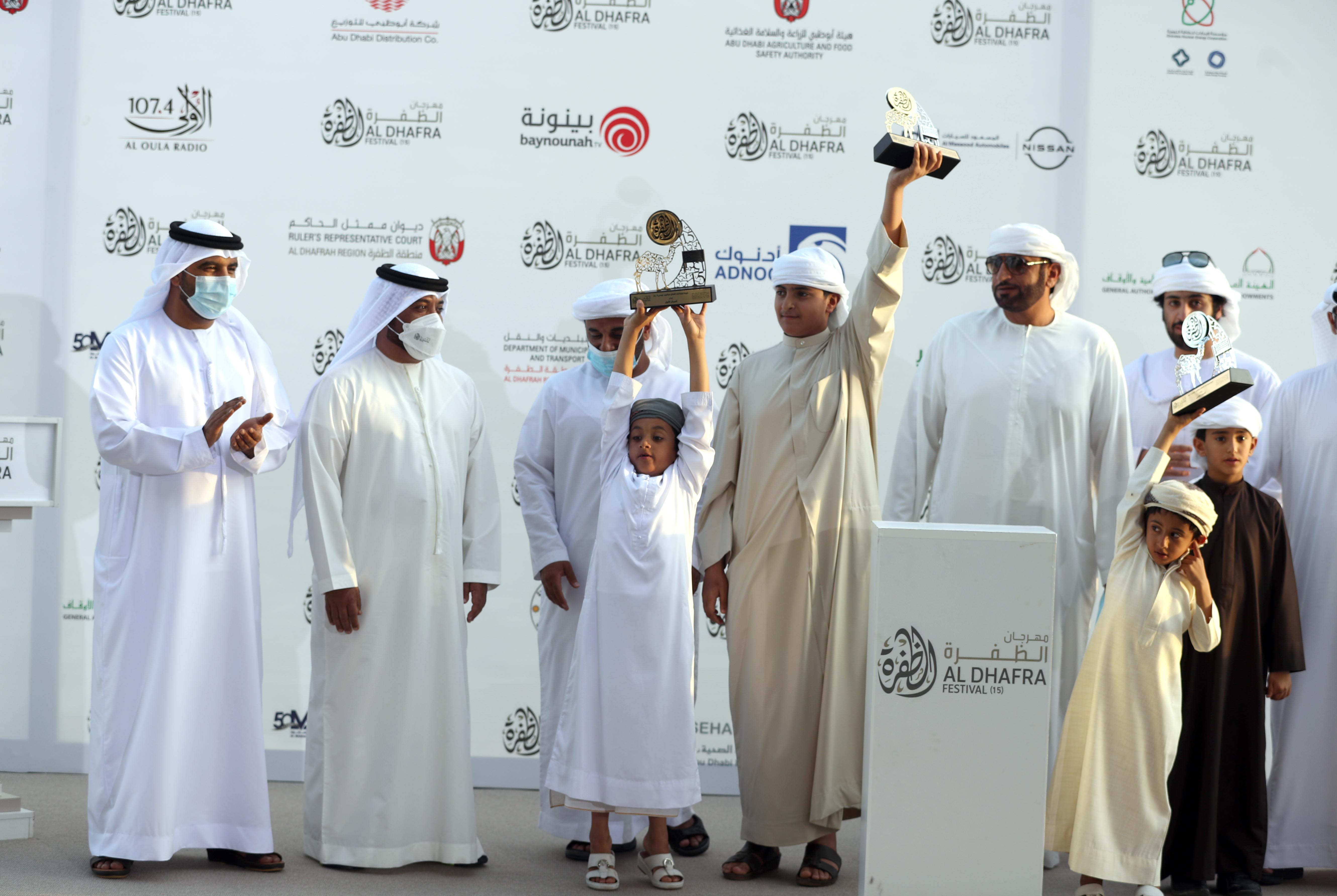 منافسات قوية بين مُلاك الإبل المجاهيم في مزاينة مدينة زايد