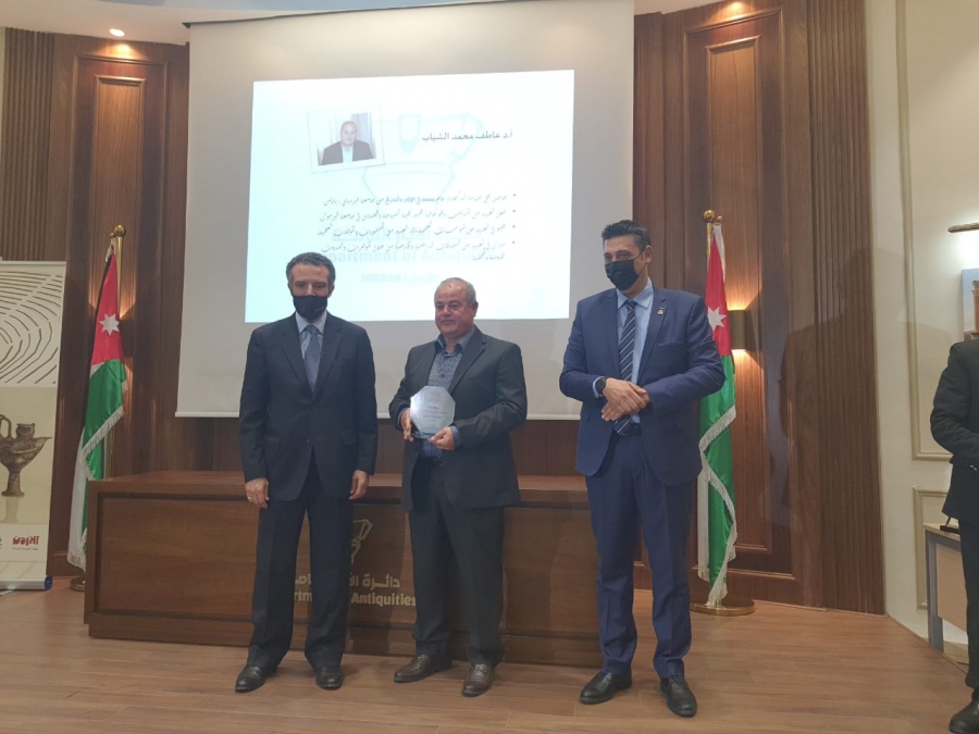 وزير السياحة والأثار يُكرم عميد سياحة اليرموك لإنجازاته واكتشافاته الأثرية