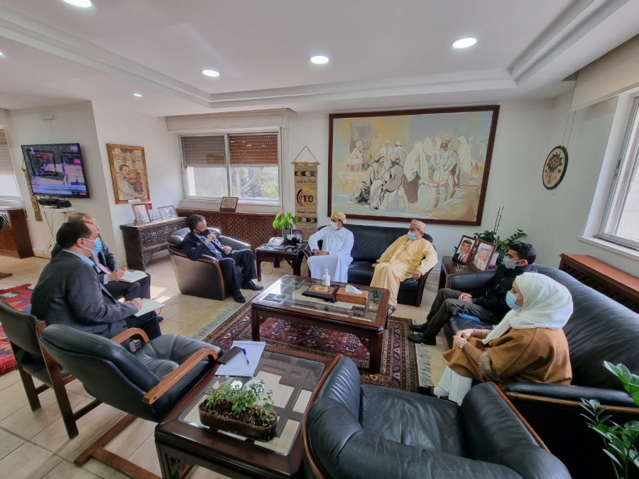 وزير السياحة يلتقي وفداً من جمعية الصحفيين العُمانية