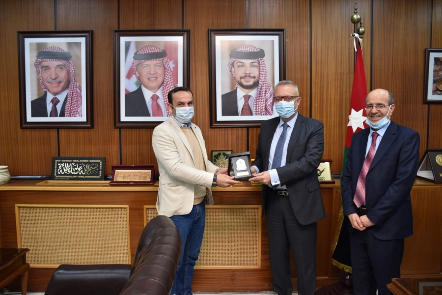 اليرموك تكرم الطالب المقدادي الفائزة بجائزة الدولة التشجيعية بمجال القصة القصيرة