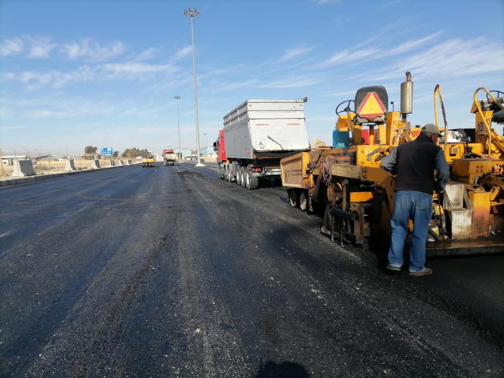 الاشغال تنهي العمل على مشروع إعادة انشاء الساحة وطريق باب الشحن الشرقي في مركز حدود العمري