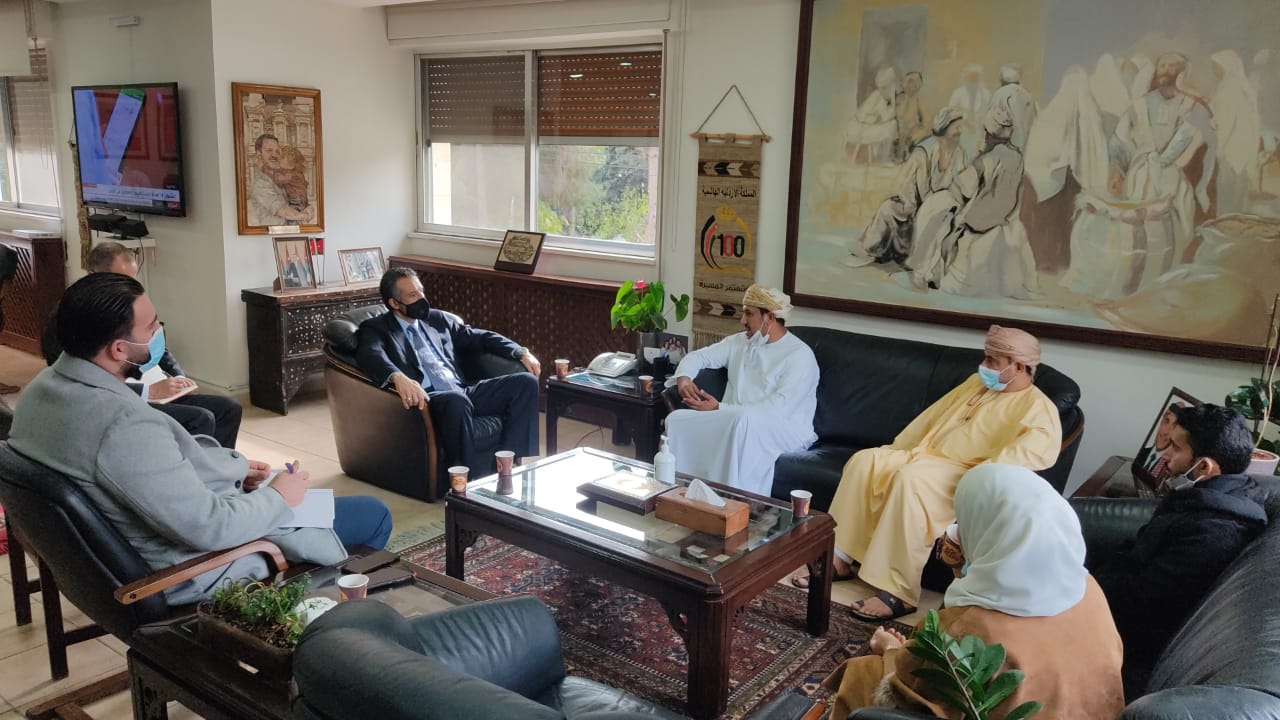 وزير السياحة يلتقي وفداً من جمعية الصحفيين العُمانية