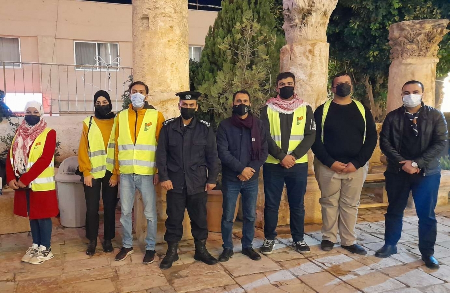 شباب كلنا الاردن توزع الحلوة على المصلين على ابواب الكنائس بصلاة عيد الميلاد المجيد .. صور