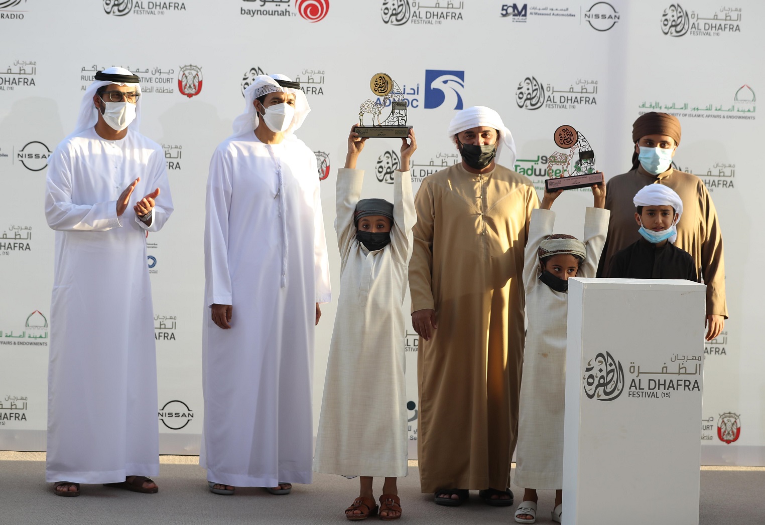 تتويج الفائزين في أشواط الثنايا  والحول المجاهيم في مزاينة مدينة زايد للإبل