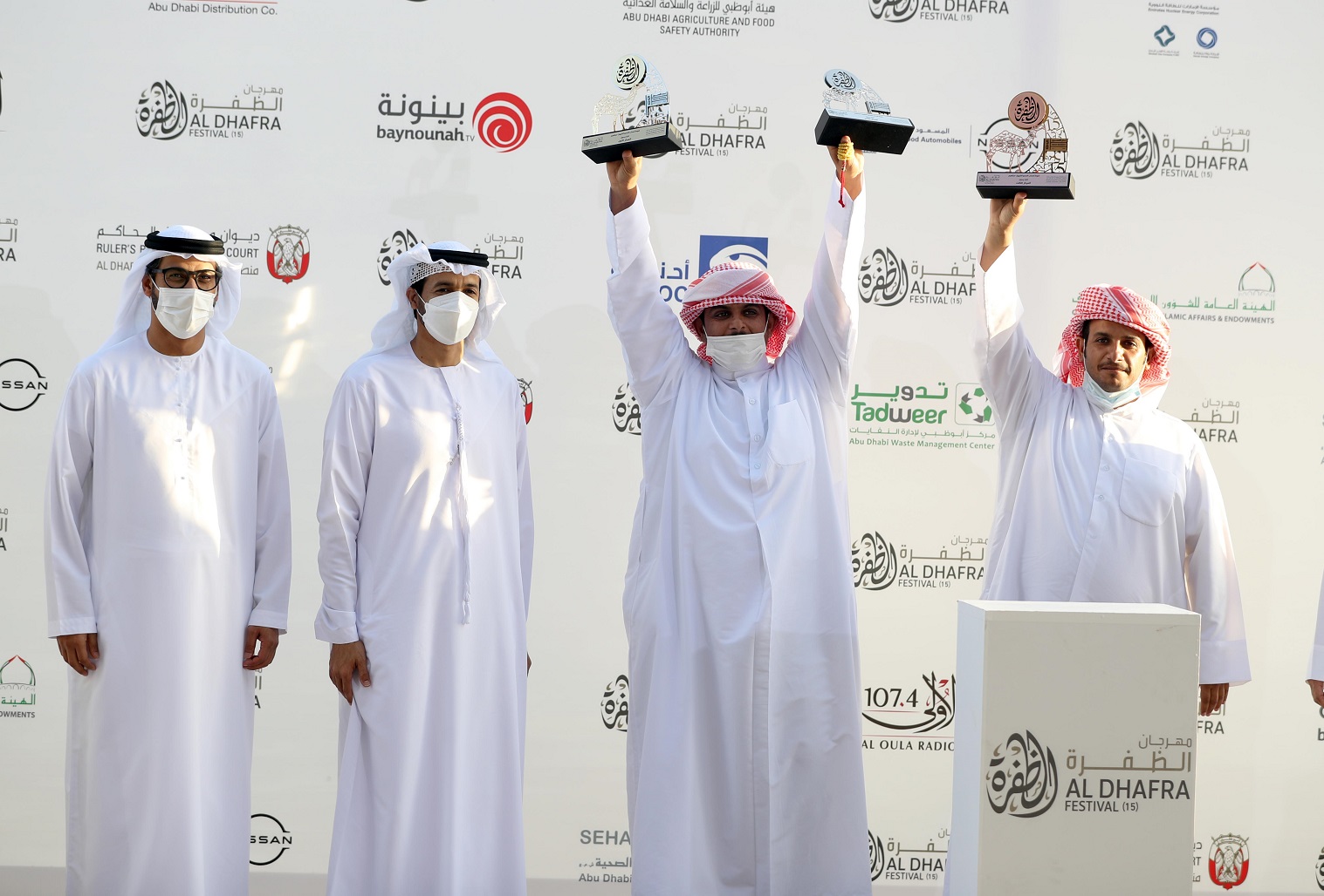 تتويج الفائزين في أشواط الثنايا  والحول المجاهيم في مزاينة مدينة زايد للإبل