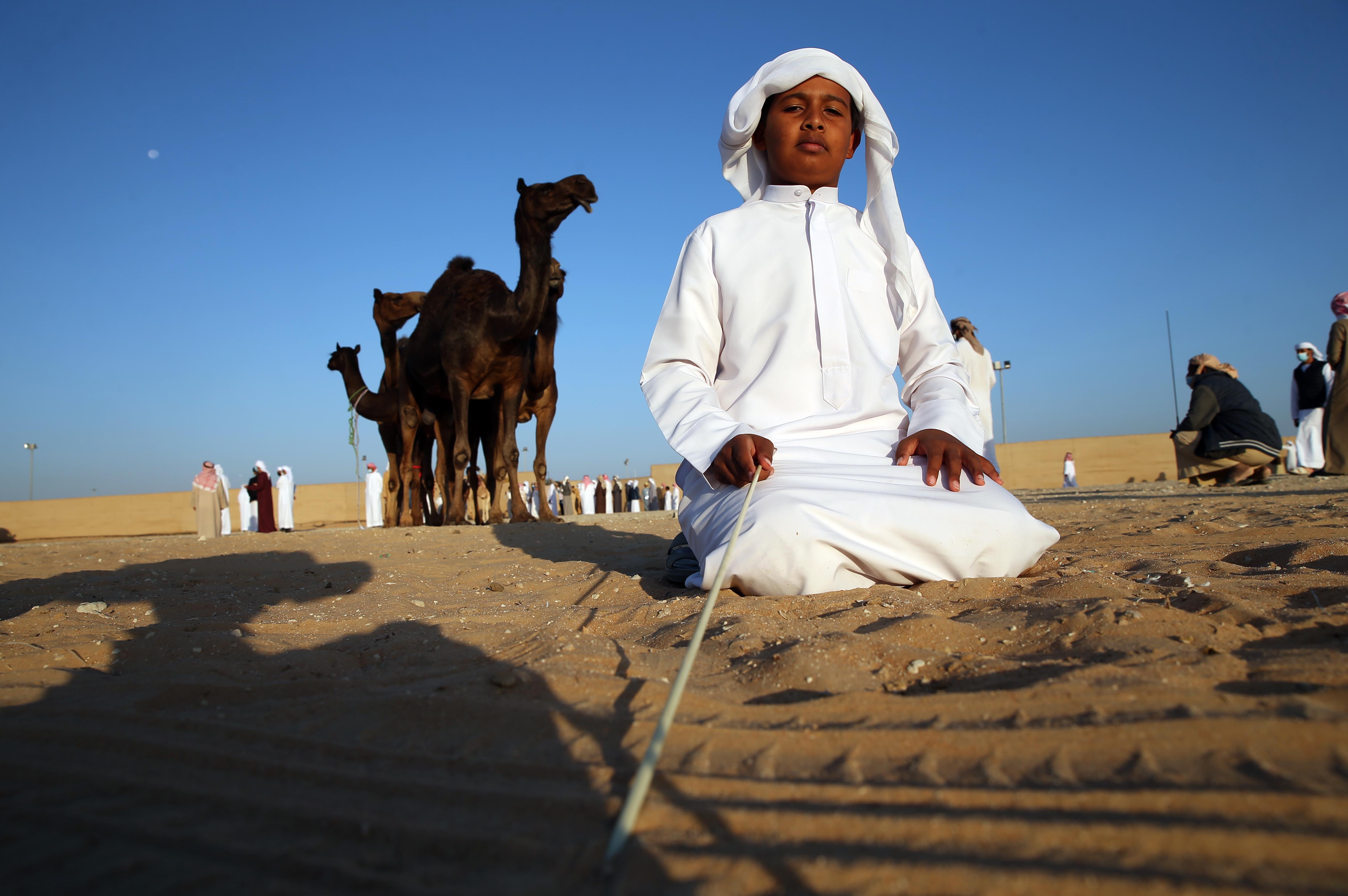 تتويج الفائزين في أشواط الثنايا  والحول المجاهيم في مزاينة مدينة زايد للإبل