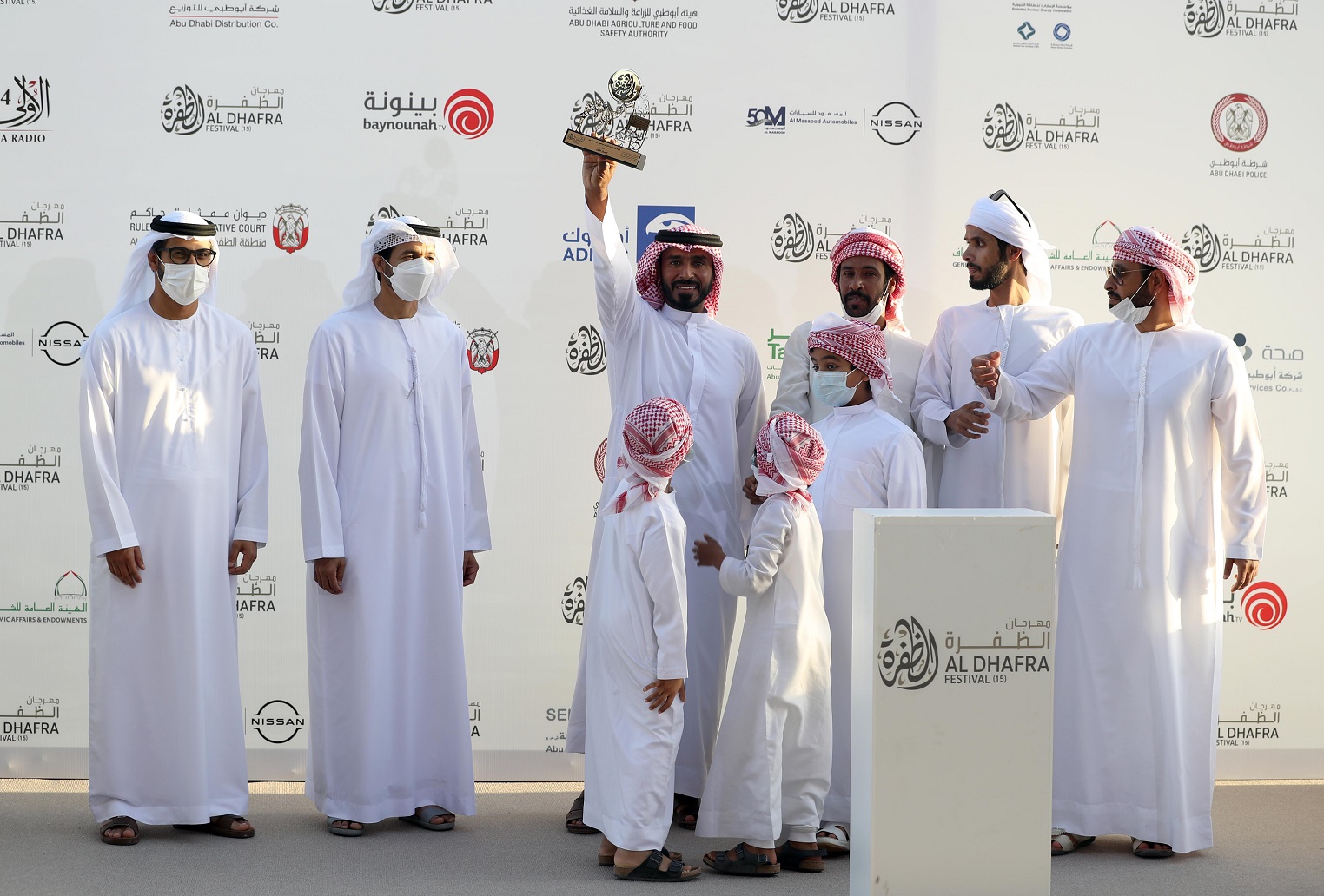 تتويج الفائزين في أشواط الثنايا  والحول المجاهيم في مزاينة مدينة زايد للإبل