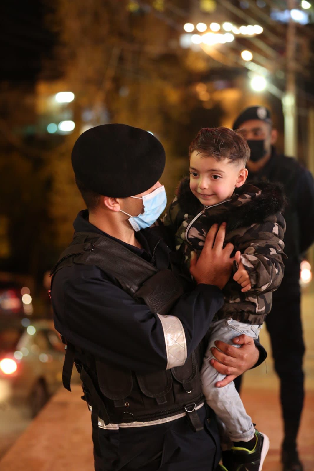 منتسبو الأمن العام يواصلون أداء مهامهم وواجباتهم ضمن خطة المديرية بالتزامن مع أعياد الميلاد .. صور 