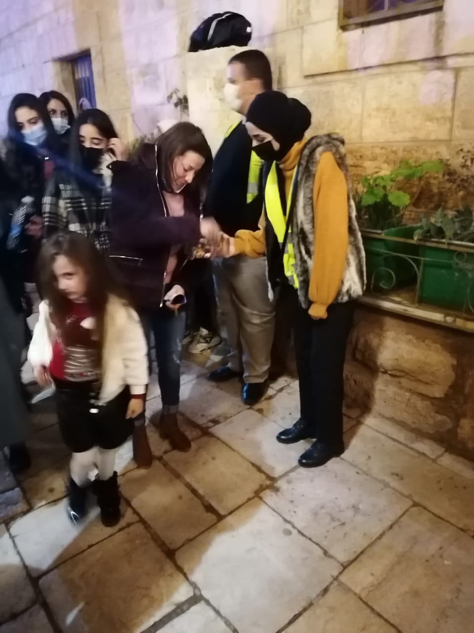 شباب كلنا الاردن توزع الحلوة على المصلين على ابواب الكنائس بصلاة عيد الميلاد المجيد .. صور 