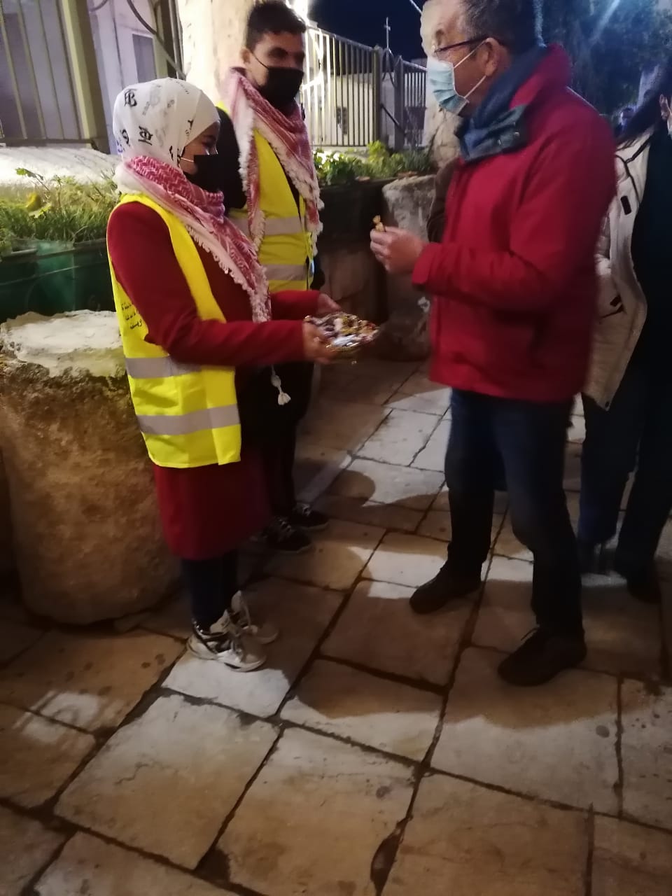 شباب كلنا الاردن توزع الحلوة على المصلين على ابواب الكنائس بصلاة عيد الميلاد المجيد .. صور 