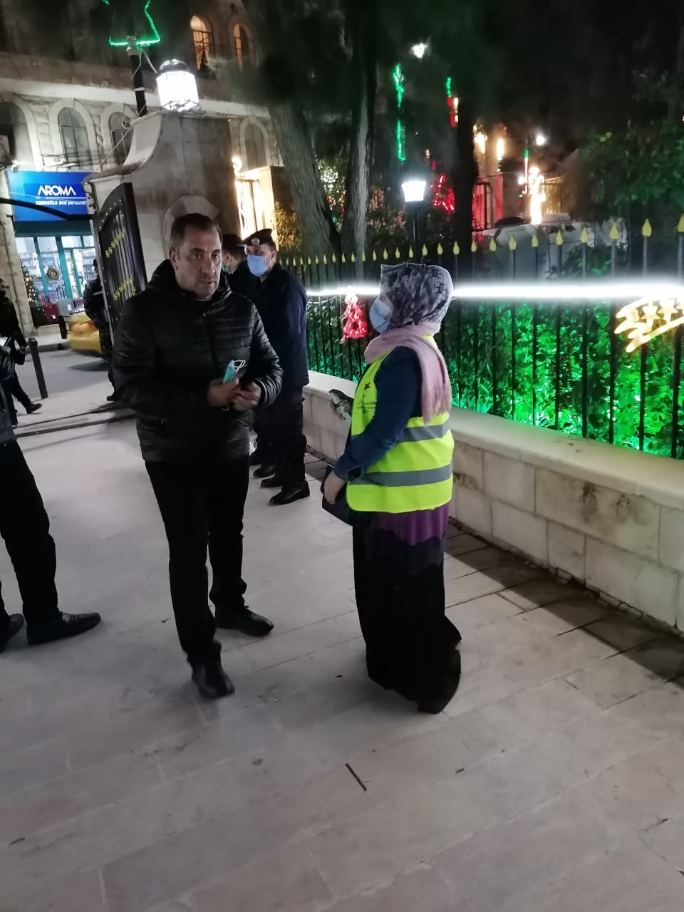 شباب كلنا الاردن توزع الحلوة على المصلين على ابواب الكنائس بصلاة عيد الميلاد المجيد .. صور 