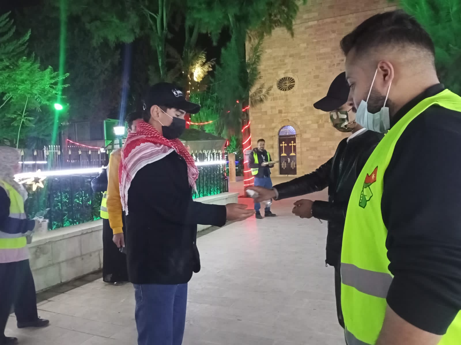 شباب كلنا الاردن توزع الحلوة على المصلين على ابواب الكنائس بصلاة عيد الميلاد المجيد .. صور 