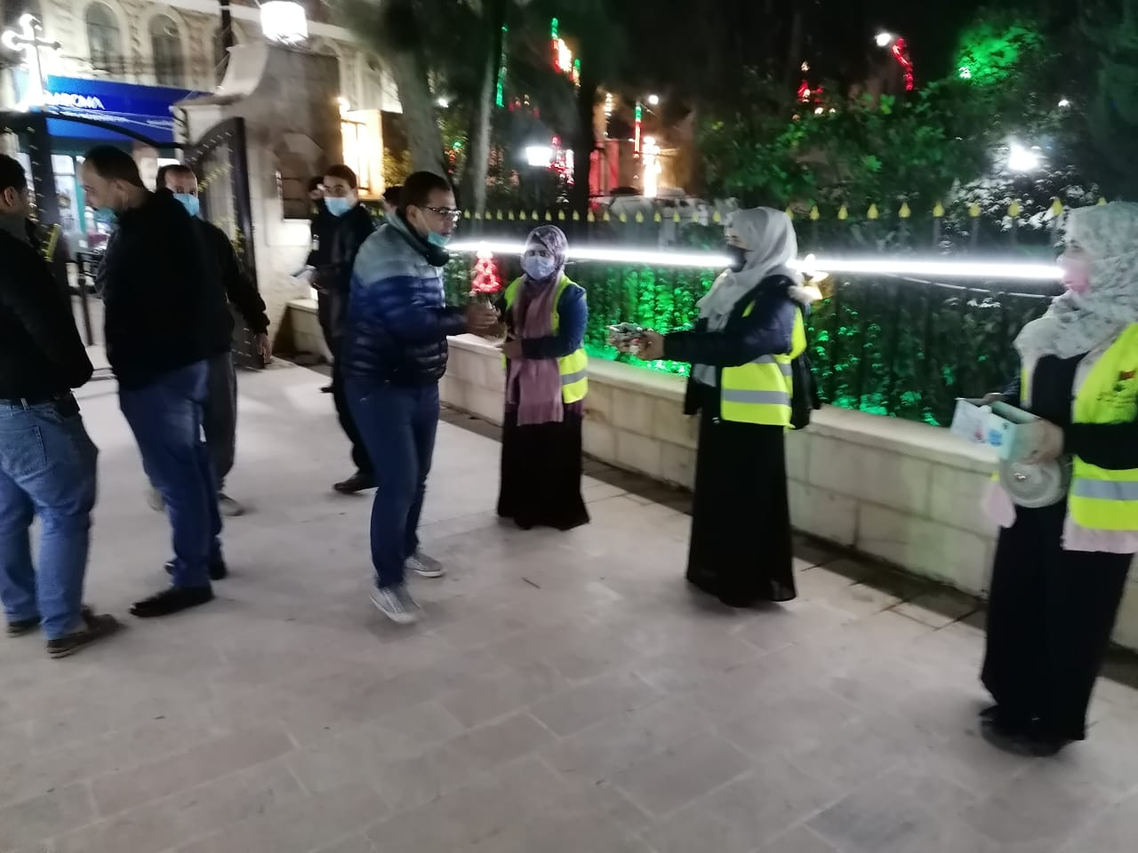 شباب كلنا الاردن توزع الحلوة على المصلين على ابواب الكنائس بصلاة عيد الميلاد المجيد .. صور 