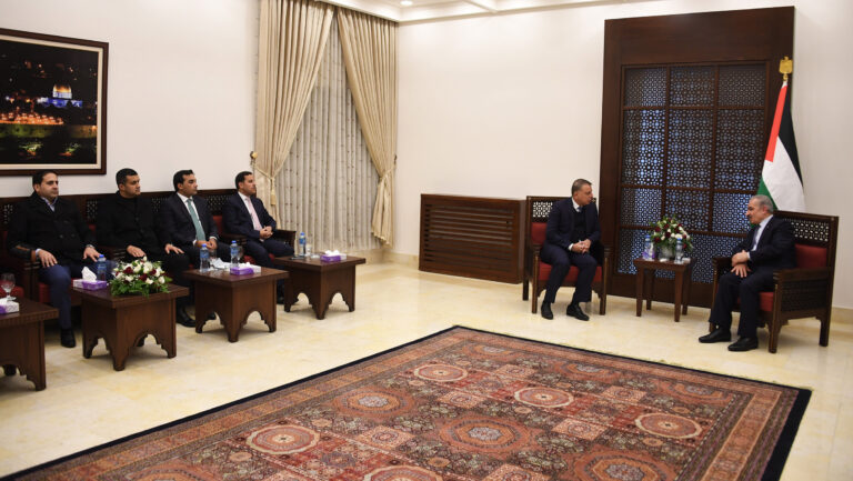 الفراية يبحث مع رئيس الوزراء الفلسطيني آخر التطورات السياسية