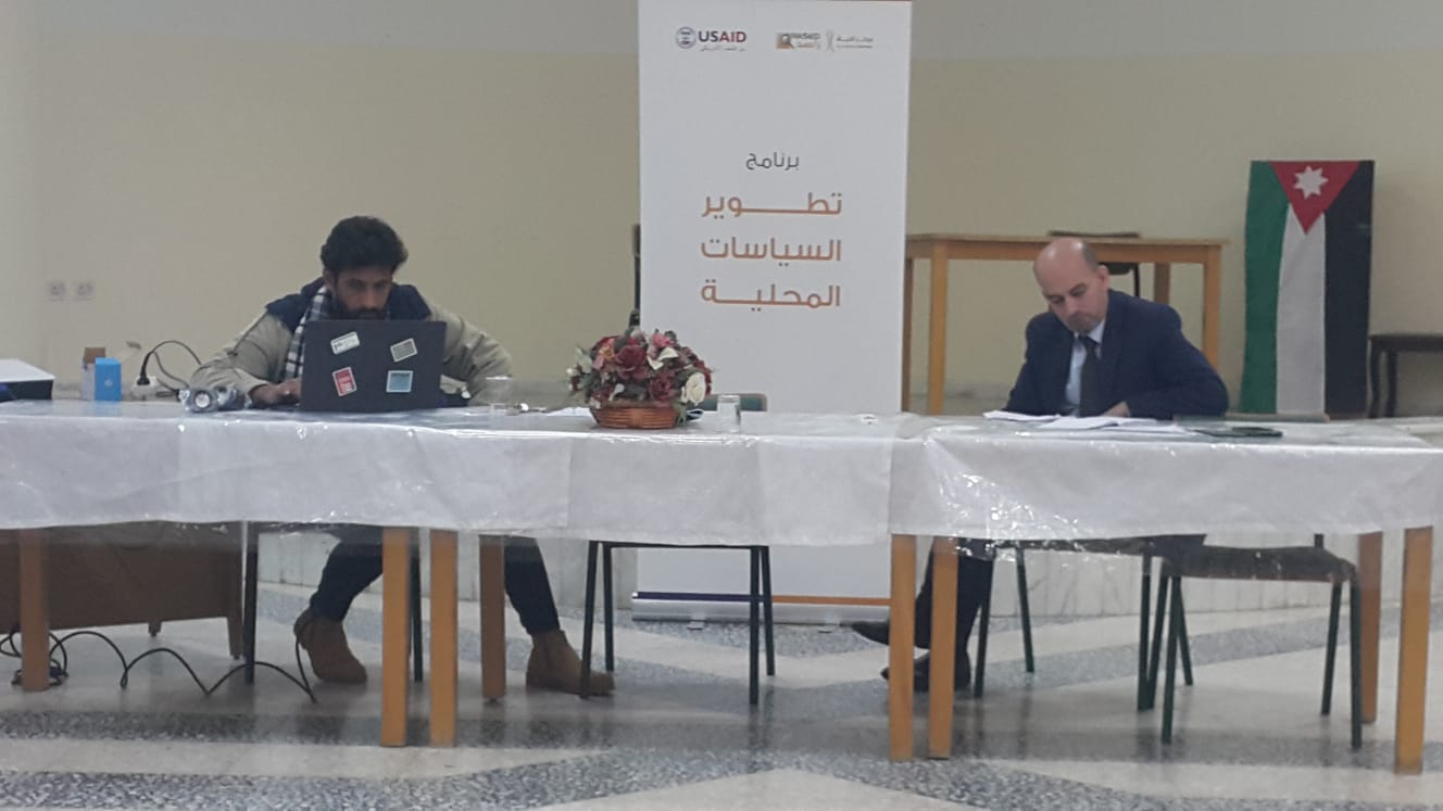 جلسة نقاشية ضمن مبادرة تقييم واقع المراكز الصحية الشاملة  في محافظة مادبا