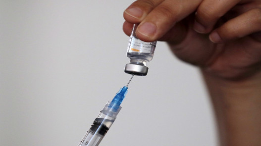 لا مضاعفات أو أعراض ظهرت على طلبة مدارس تلقوا الجرعة 1 من لقاح كورونا