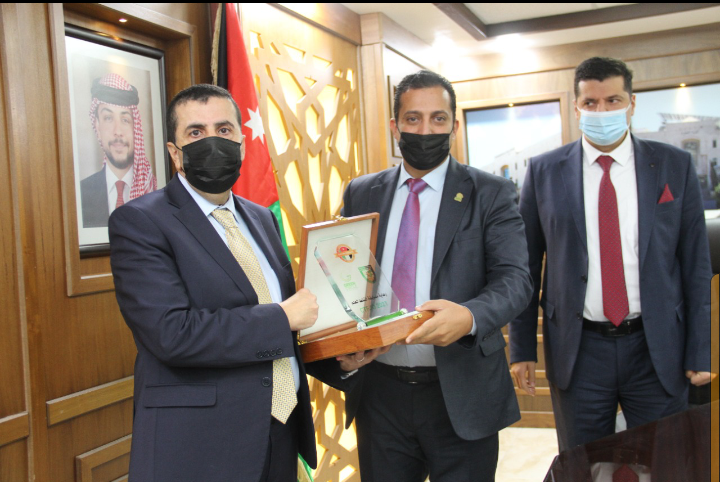 العجلوني يكرم عددا من طلبة كلية الذكاء الاصطناعي في البلقاء التطبيقية