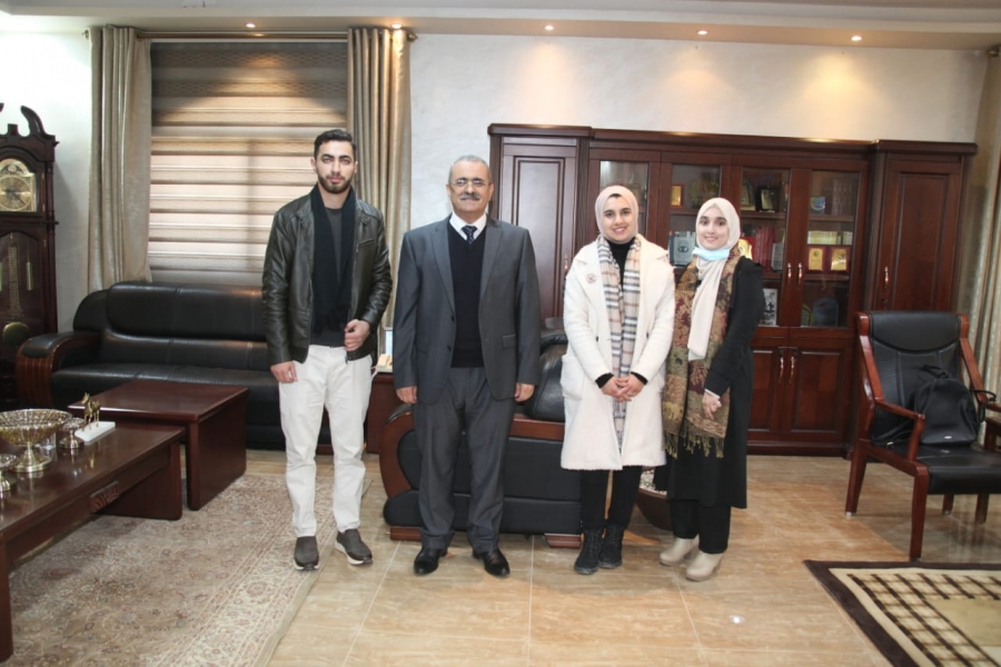 الدكتور الضمور يلتقي الطلبة المميزين بحثيا في آل البيت