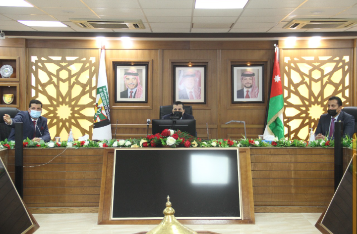 العجلوني يكرم عددا من طلبة كلية الذكاء الاصطناعي في البلقاء التطبيقية 