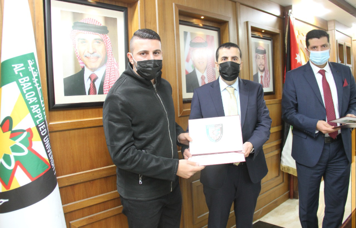 العجلوني يكرم عددا من طلبة كلية الذكاء الاصطناعي في البلقاء التطبيقية 