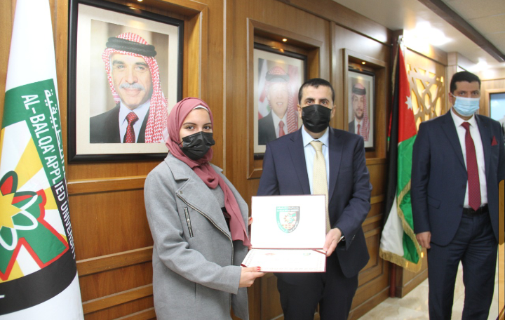 العجلوني يكرم عددا من طلبة كلية الذكاء الاصطناعي في البلقاء التطبيقية 