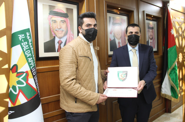 العجلوني يكرم عددا من طلبة كلية الذكاء الاصطناعي في البلقاء التطبيقية 