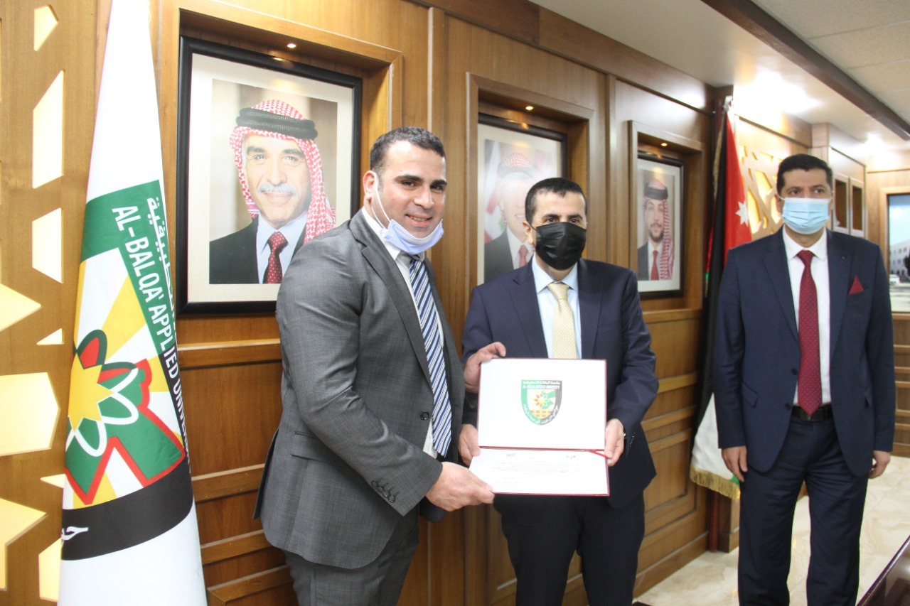 العجلوني يكرم عددا من طلبة كلية الذكاء الاصطناعي في البلقاء التطبيقية 