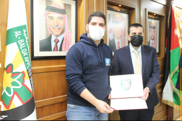 العجلوني يكرم عددا من طلبة كلية الذكاء الاصطناعي في البلقاء التطبيقية 