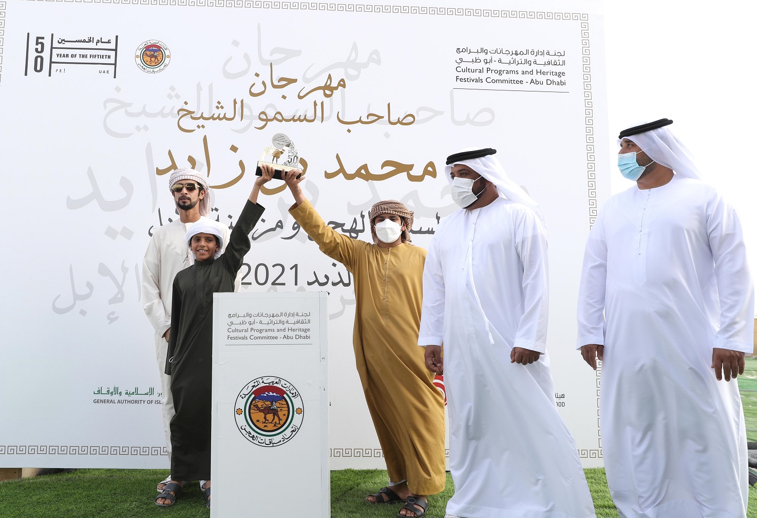 تتويج الفائزين بمزاينة الحقايق في مهرجان محمد بن زايد لسباق الهجن ومزاينة الإبل