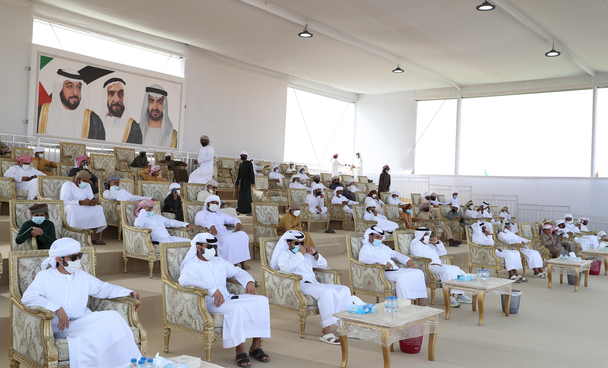 تتويج الفائزين بمزاينة الحقايق في مهرجان محمد بن زايد لسباق الهجن ومزاينة الإبل