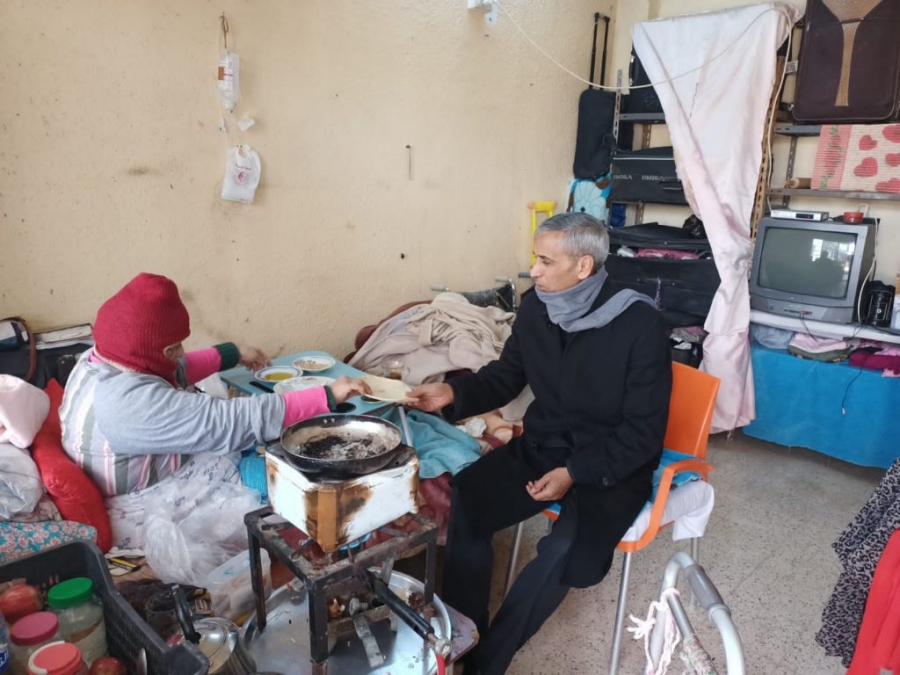 محافظ المفرق يلبي نداء استغاثة سيدة طلبت المساعدة عبر أثير إذاعة الأمن العام ميدانياً