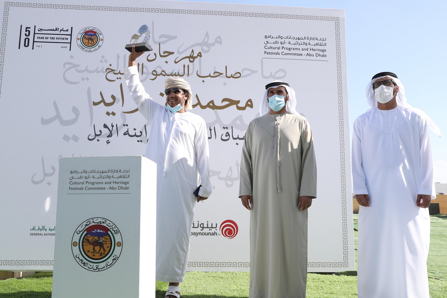 فارس المزروعي يتفقد  مزاينة الإبل في مهرجان محمد بن زايد لسباق الهجن ومزاينة الإبل