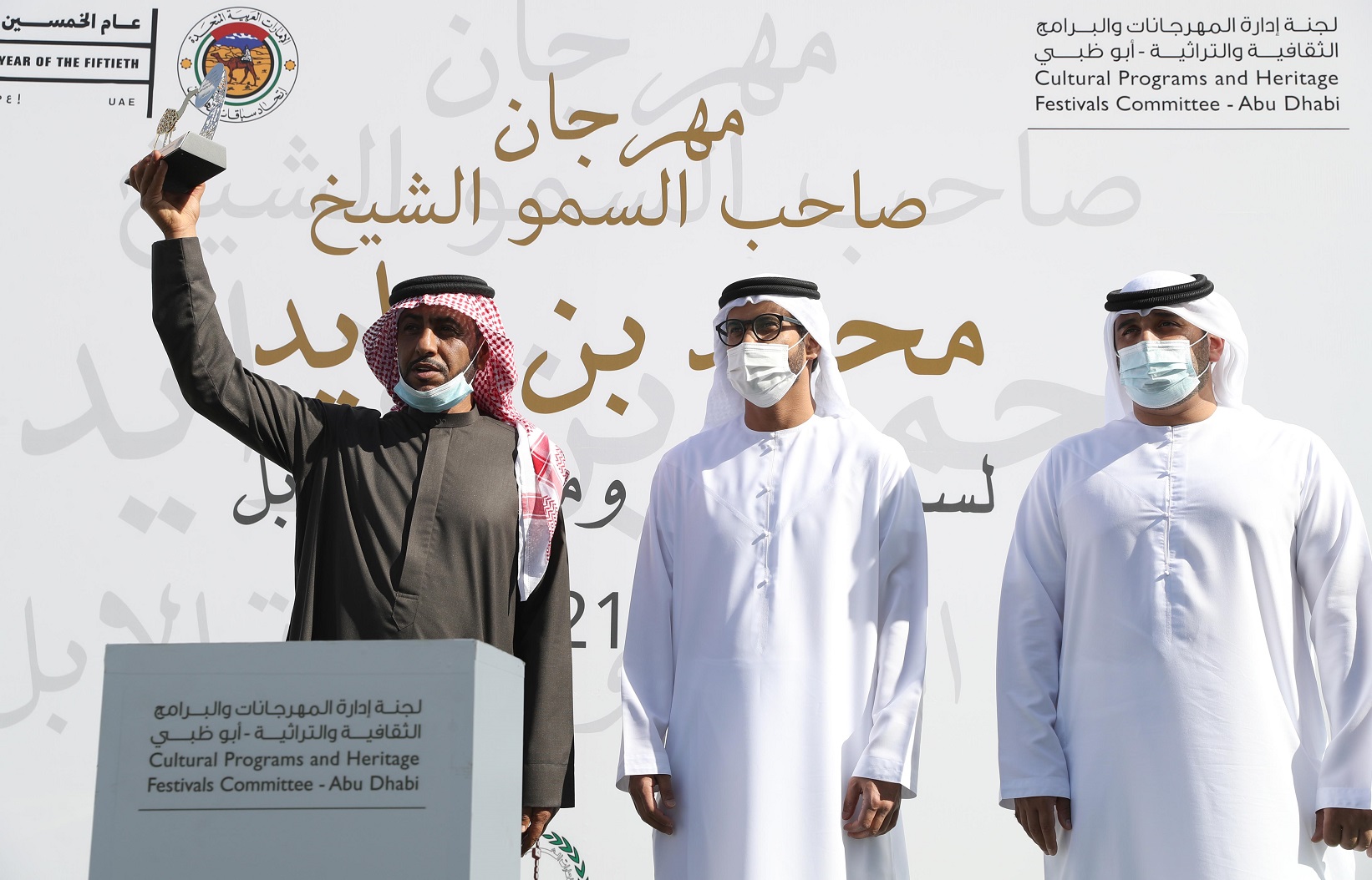 فارس المزروعي يتفقد  مزاينة الإبل في مهرجان محمد بن زايد لسباق الهجن ومزاينة الإبل