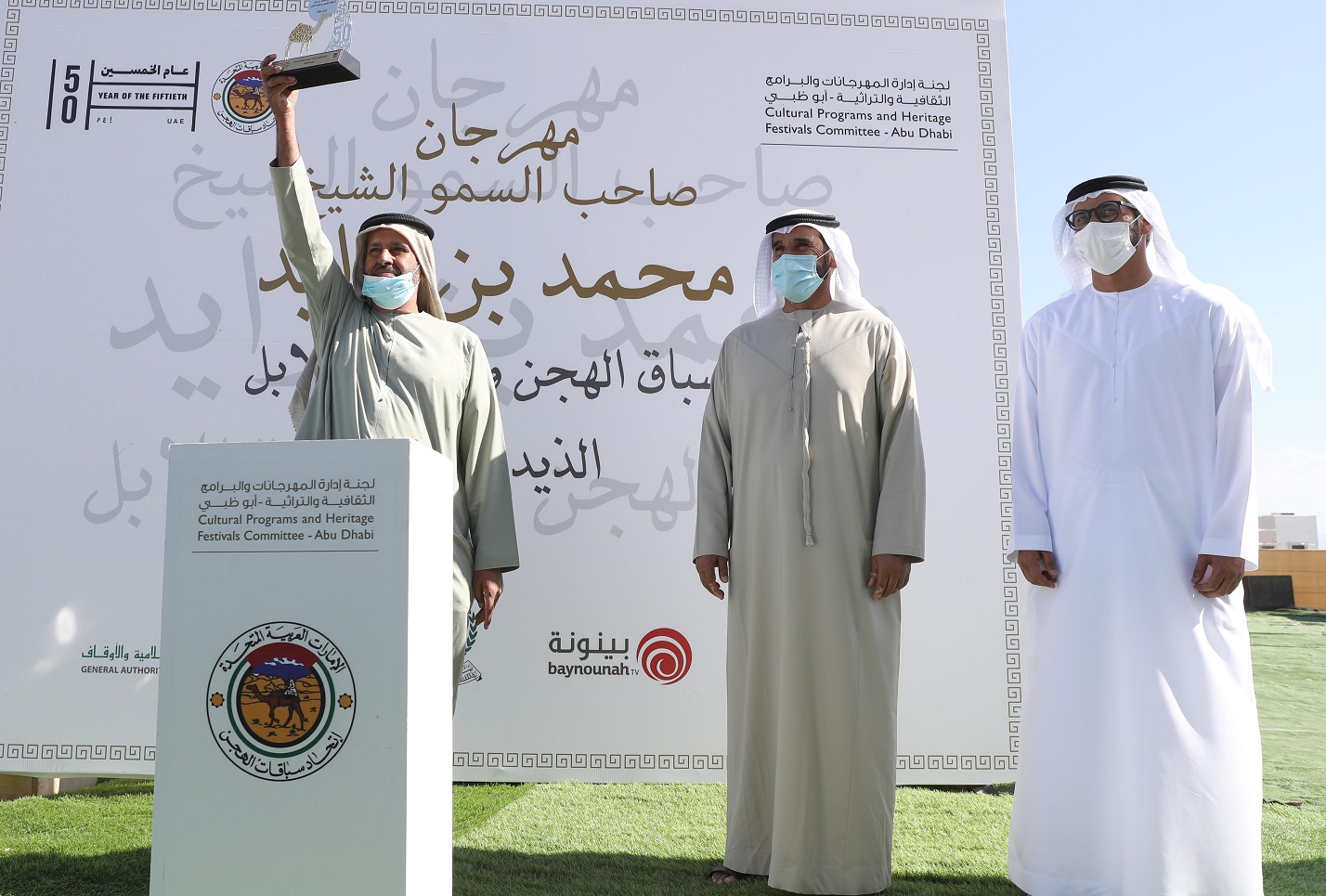 فارس المزروعي يتفقد  مزاينة الإبل في مهرجان محمد بن زايد لسباق الهجن ومزاينة الإبل