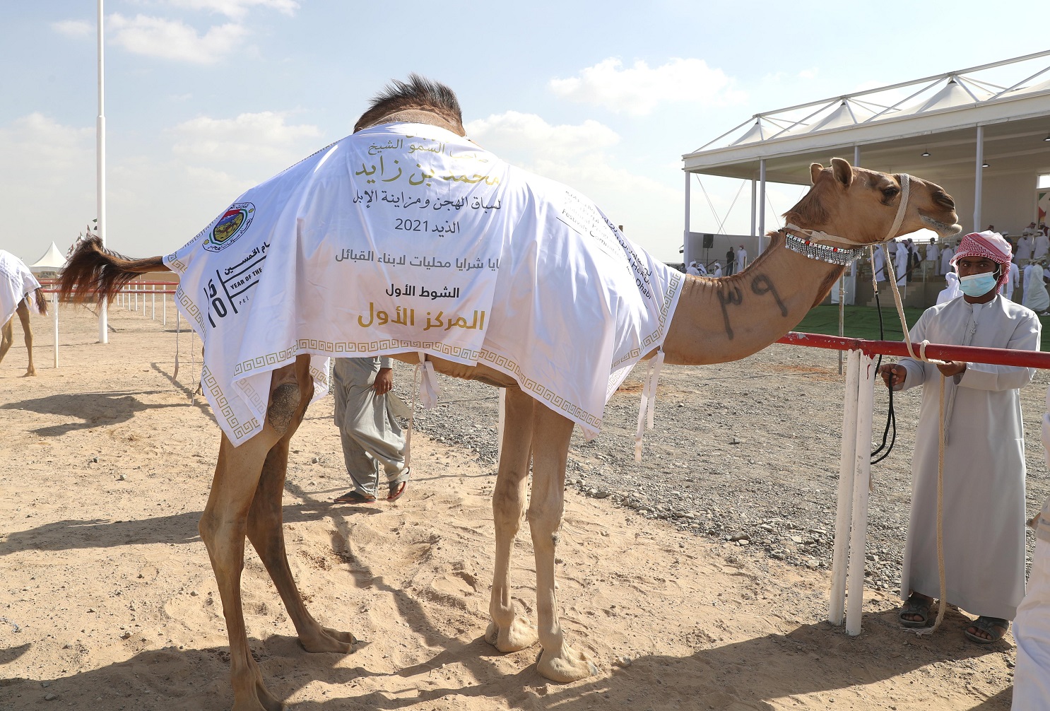 فارس المزروعي يتفقد  مزاينة الإبل في مهرجان محمد بن زايد لسباق الهجن ومزاينة الإبل