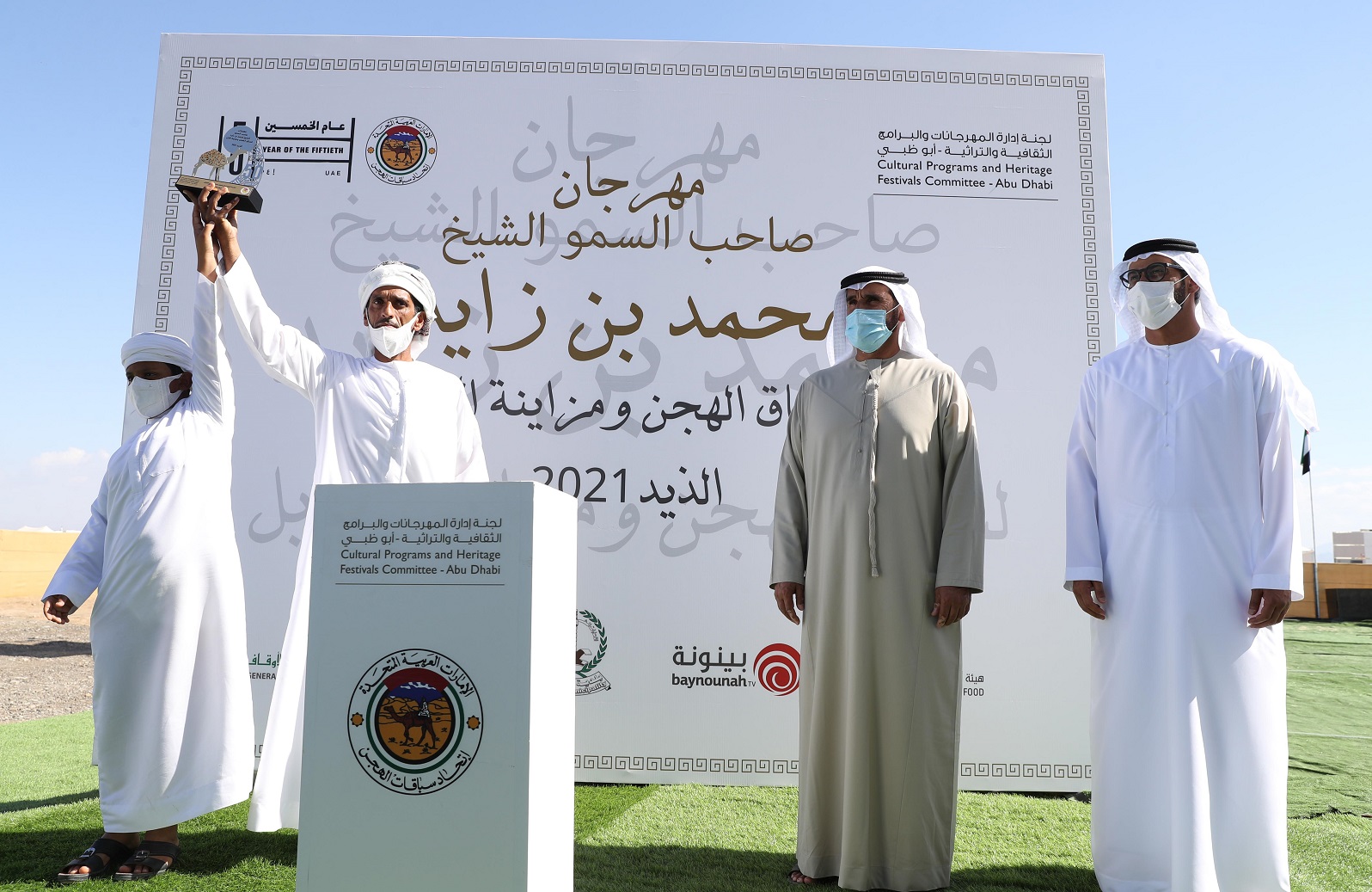 فارس المزروعي يتفقد  مزاينة الإبل في مهرجان محمد بن زايد لسباق الهجن ومزاينة الإبل