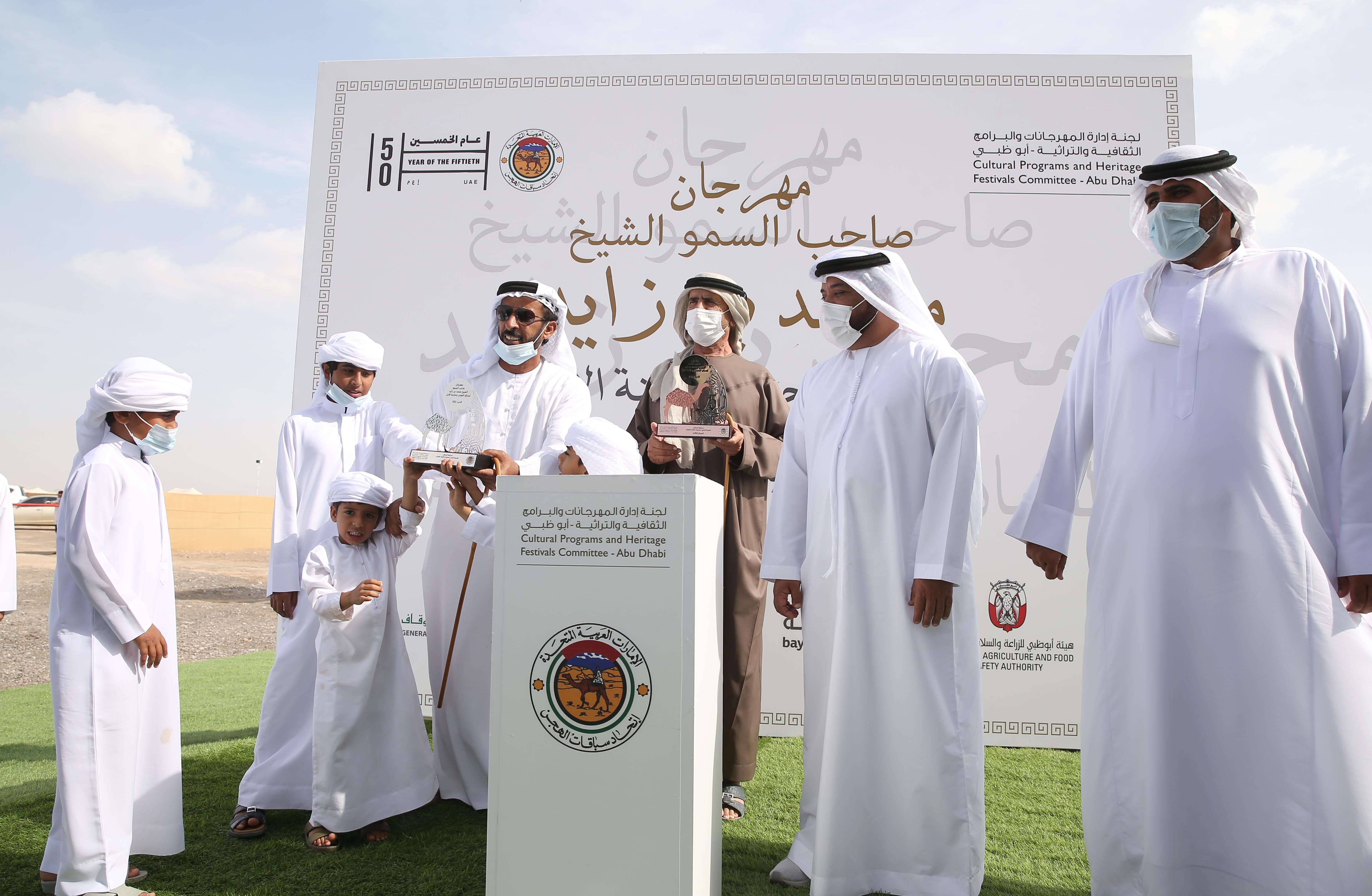 مسابقة المحالب في مهرجان محمد بن زايد لسباق الهجن ومزاينة الابل تشهد إقبالاً كبيراً