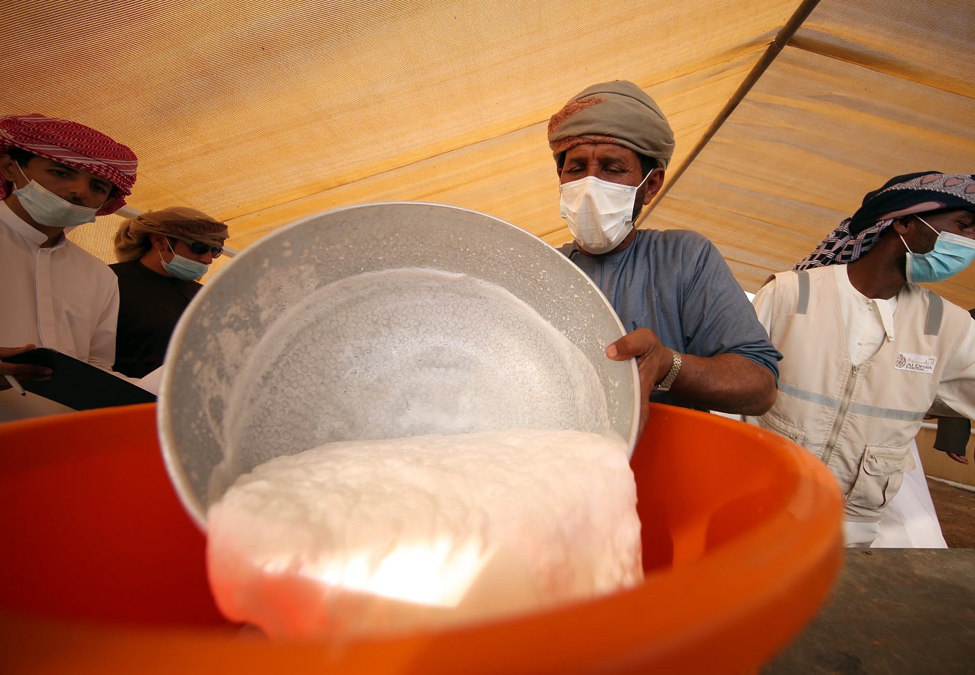 مسابقة المحالب في مهرجان محمد بن زايد لسباق الهجن ومزاينة الابل تشهد إقبالاً كبيراً