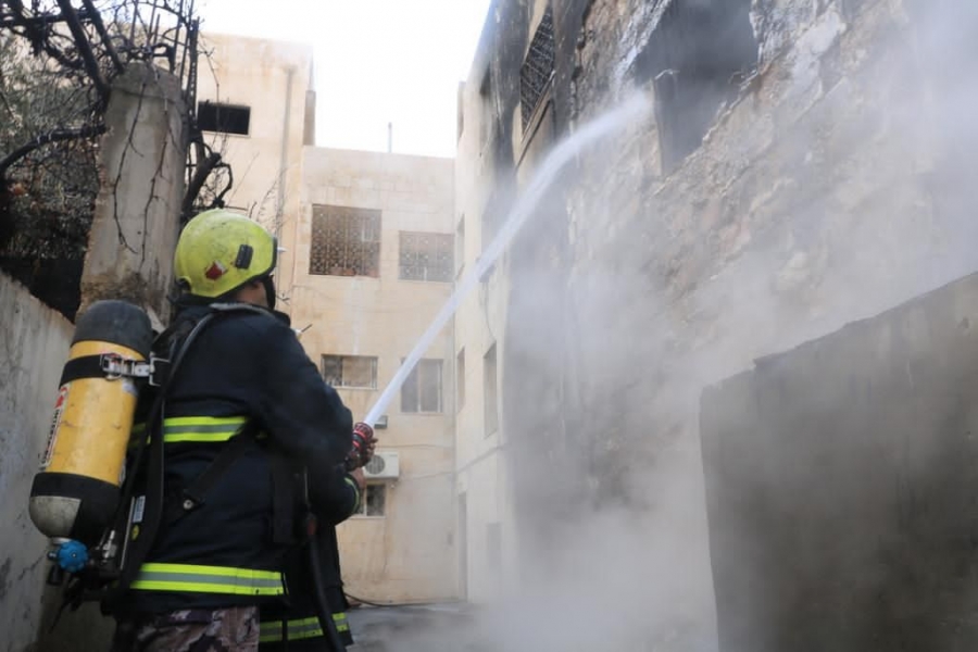 الدفاع المدني يخمد حريق ساحة تحتوي على  بولسترين في العاصمة