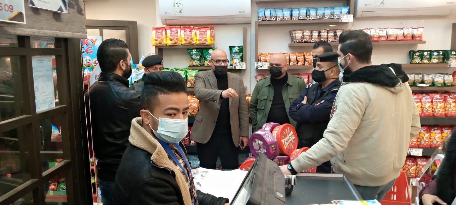 محافظ الزرقاء : بدء تنفيذ حملات تفتيشية على الاسواق التجارية والمنشآت لتنفيذ اوامر الدفاع والبلاغات الصادرة عنها  