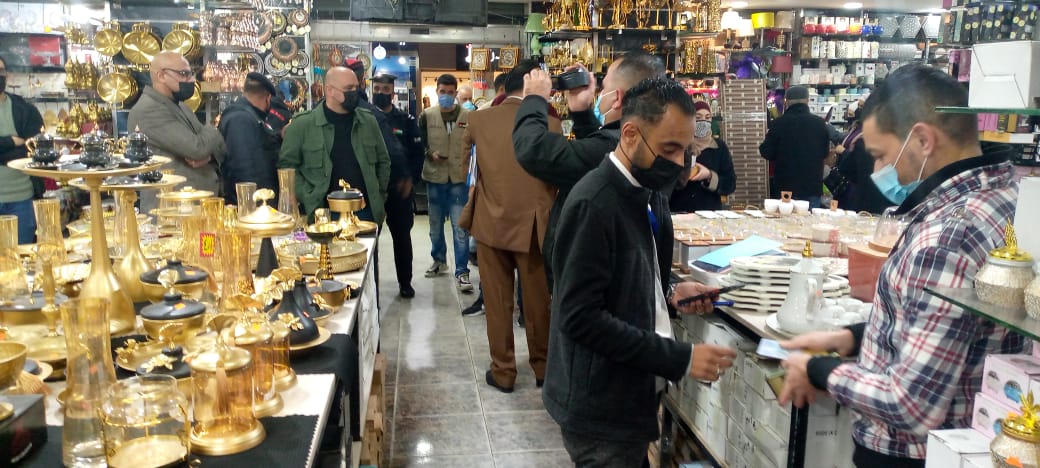 محافظ الزرقاء : بدء تنفيذ حملات تفتيشية على الاسواق التجارية والمنشآت لتنفيذ اوامر الدفاع والبلاغات الصادرة عنها  